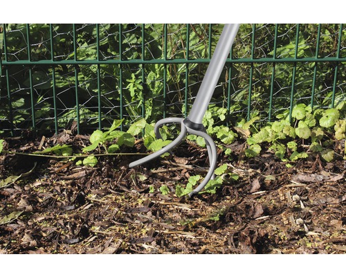 Gartengerät zum Jäten von Unkraut im Gartenbeet