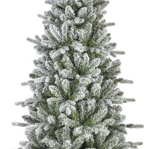 Detailansicht eines beschneiten, künstlichen Weihnachtsbaums.