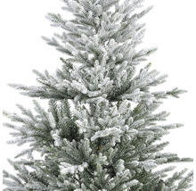 Nahaufnahme eines künstlichen Weihnachtsbaums mit Schnee