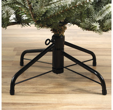 Detailansicht eines Christbaumständers aus Metall unter einem künstlichen Weihnachtsbaum.