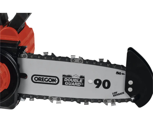 Detailaufnahme einer Kettensäge mit Oregon Sägekette und Double Guard