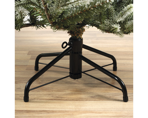 Christbaumständer aus Metall mit vier Füßen unter einem Weihnachtsbaum