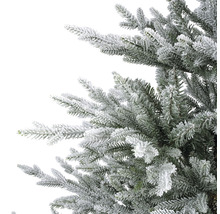 Detailaufnahme eines künstlichen Weihnachtsbaums mit Schneeimitat