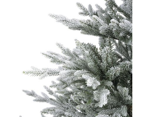 Detailaufnahme eines künstlichen Weihnachtsbaums mit Schneeimitat