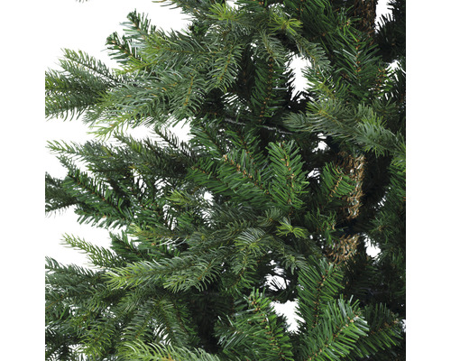 Detailaufnahme eines künstlichen Weihnachtsbaums mit grünen Nadeln