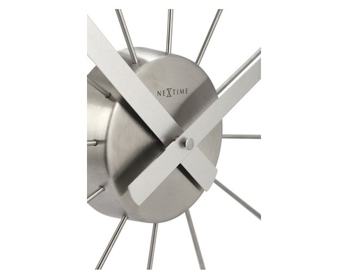 Nextime Logo auf einer silberfarbenen Wanduhr mit Zeigern und filigranem Gestell