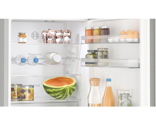 Innenraum eines Kühlschranks mit Lebensmitteln