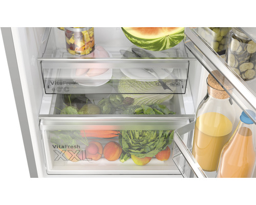 Innenraum eines Kühlschranks mit Gemüse- und Obstfächern