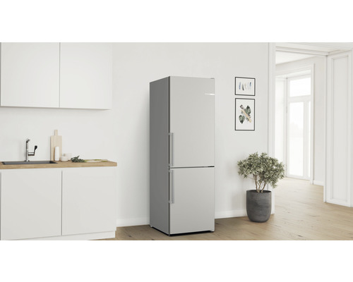 Küche mit freistehendem Kühlschrank von Bosch