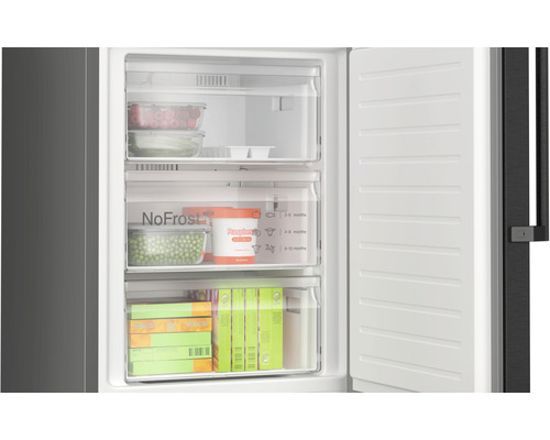 Gefrierschrank mit No Frost Technologie, befüllt mit Lebensmitteln in Behältern und Verpackungen