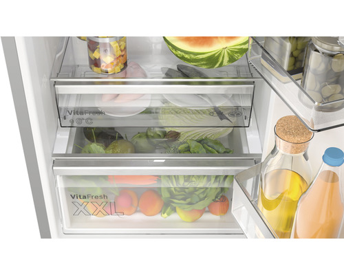 Innenraum eines Kühlschranks mit VitaFresh Schubladen gefüllt mit Obst und Gemüse
