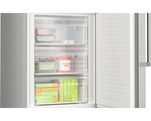 Gefrierschrank mit geöffneter Tür und gefrorenen Lebensmitteln in Schubladen