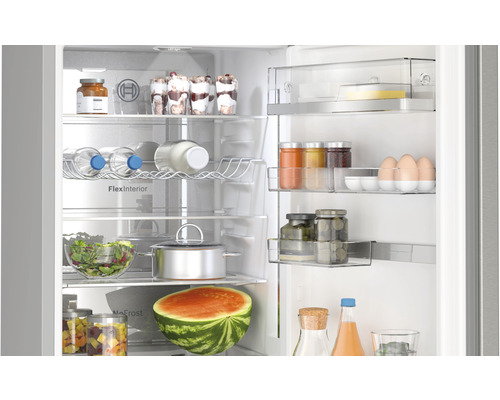 Innenansicht eines Kühlschranks mit verschiedenen Lebensmitteln.