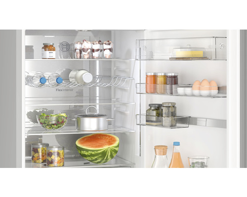 Innenansicht eines Kühlschranks mit Lebensmitteln