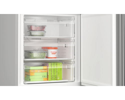 Gefrierschrank mit Lebensmitteln in transparenten Schubladen.