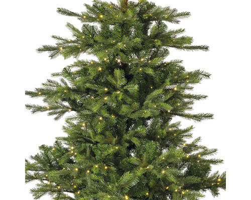Detailansicht eines grünen, künstlichen Weihnachtsbaums mit Beleuchtung
