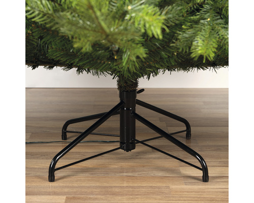 Detailansicht eines Weihnachtsbaums mit schwarzem Metallständer