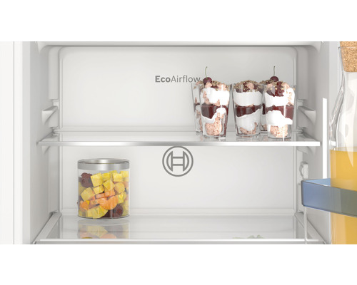 Innenansicht eines Kühlschranks mit Lebensmitteln auf den Regalen