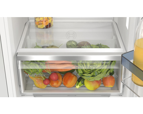 Innenraum eines Kühlschranks mit Gemüsefach und verschiedenen Gemüsesorten