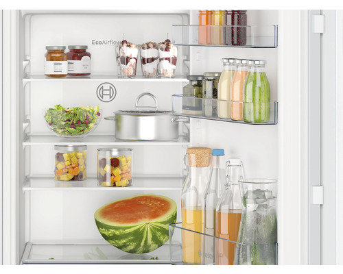 Innenraum eines Kühlschranks mit Lebensmitteln auf Glasablagen