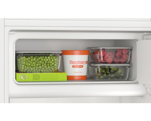 Gefrierfach mit Erbsen, Himbeereis, Himbeeren und Edamame