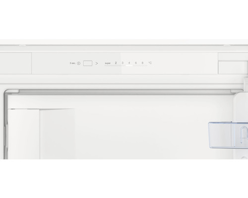 Innenansicht eines Kühlschranks mit Temperaturregelung