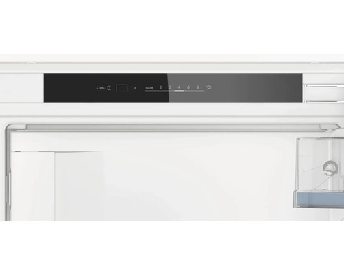 Innenansicht eines Kühlschranks mit digitaler Temperaturanzeige