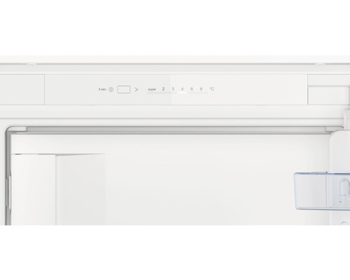 Innenansicht eines Kühlschranks mit Temperaturregler