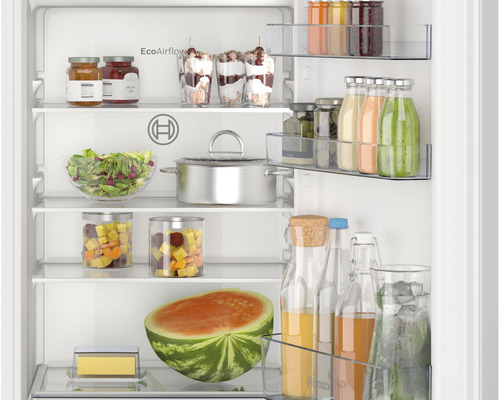 Innenraum eines Kühlschranks mit Lebensmitteln auf den Regalen