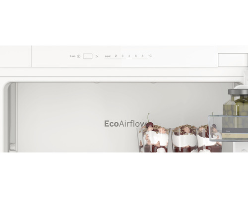 Innenraum eines Kühlschranks mit digitaler Temperaturanzeige und EcoAirflow Funktion