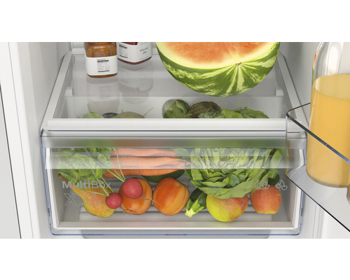 Innenraum eines Kühlschranks mit Obst und Gemüse in einer MultiBox