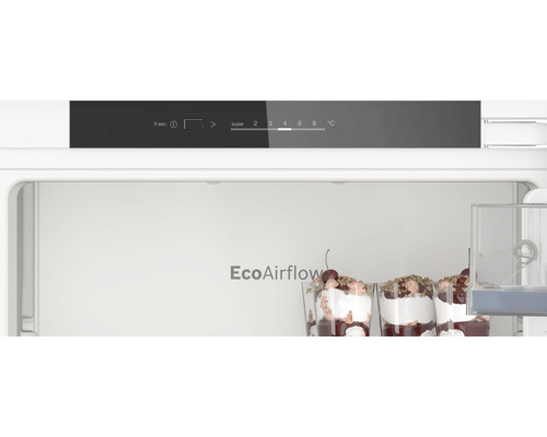 Innenraum eines Kühlschranks mit EcoAirflow und Temperaturregler