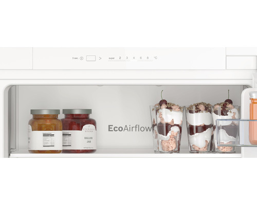 Innenraum eines Kühlschranks mit Lebensmitteln und EcoAirflow Funktion