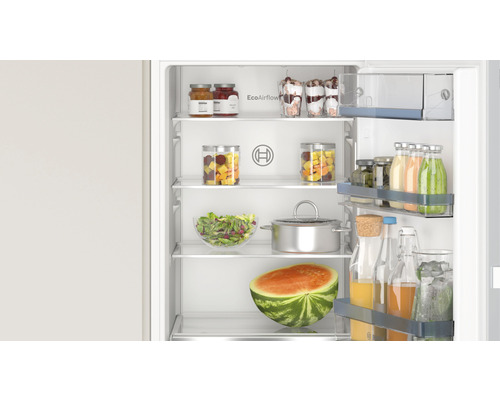 Innenraum eines Kühlschranks mit Lebensmitteln auf den Regalen