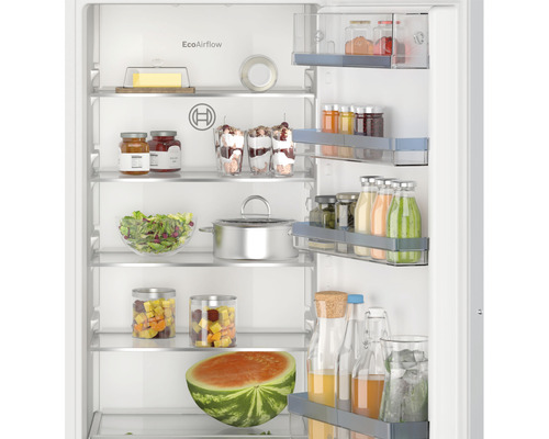 Innenraum eines Kühlschranks mit verschiedenen Lebensmitteln und Getränken auf den Regalen