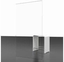Transparente Schutzwand aus Glas neben einem weißen Hocker.