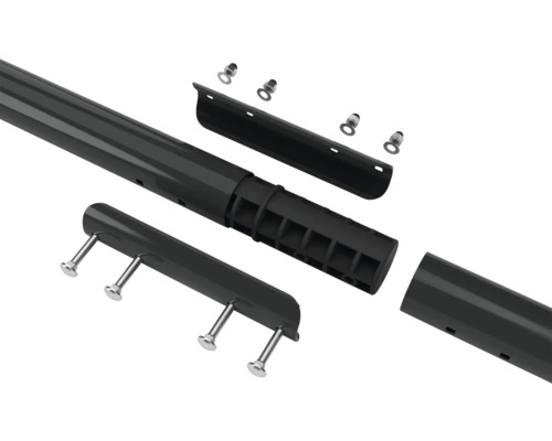 Einzelteile eines Zaunpfostens aus Metall mit Schrauben