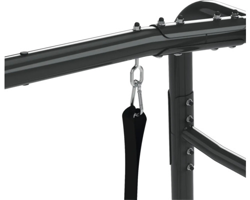 Detailansicht eines Fitnessgeräts mit Karabinerhaken