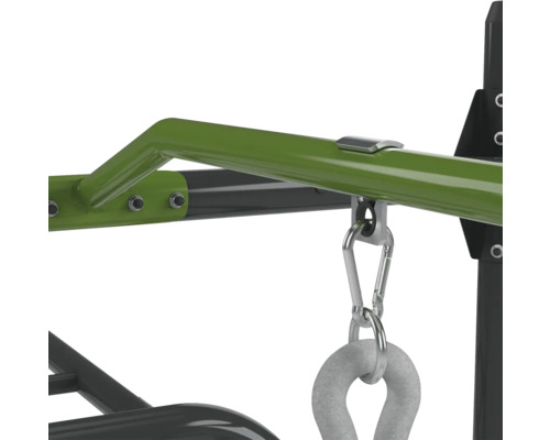 Detailaufnahme einer Sprossenwand mit Klimmzugstange und Karabinerhaken