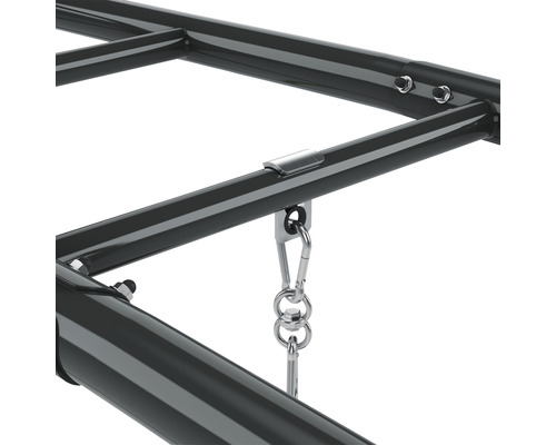 Detailansicht eines Trampolinrahmens mit Federn zur Befestigung des Sprungtuchs.