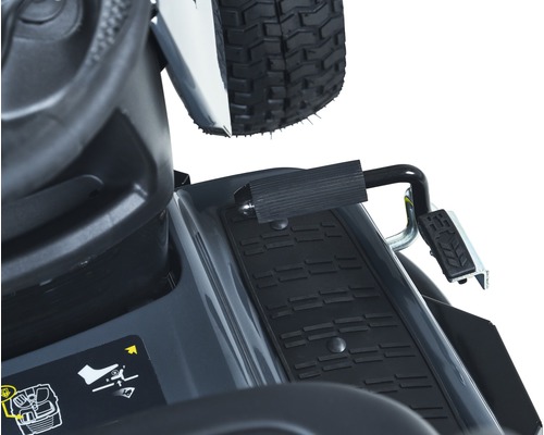 Detailaufnahme eines Rasentraktors mit Fußpedal und Trittfläche.
