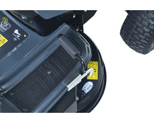 Detailaufnahme eines Rasentraktors mit Fußpedal