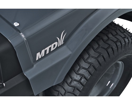 Detailansicht eines MTD Rasentraktors mit Reifen und Logo