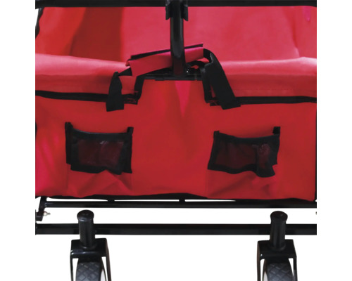 Detailansicht eines Bollerwagens mit Taschen