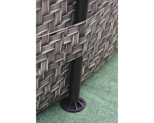 Detailansicht eines Rattanmöbelstücks mit schwarzen Beinen