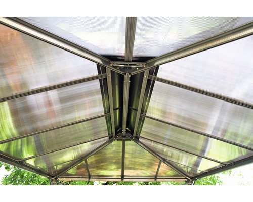 Detailansicht des Pavillondaches mit Polycarbonatplatten und Metallrahmen