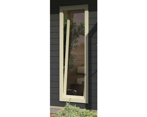 Gekipptes rechteckiges Fenster mit hellem Rahmen an einer Hauswand