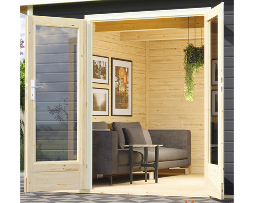 Innenansicht eines Gartenhauses mit Doppeltür, Sofa und Dekoration