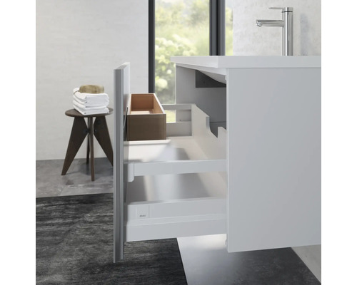 Badezimmer mit offenem Unterschrank und Schubladen