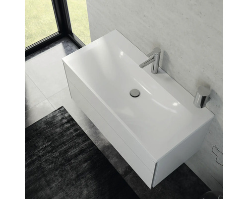 Waschtisch mit Unterschrank, Armatur und Ablage im Badezimmer